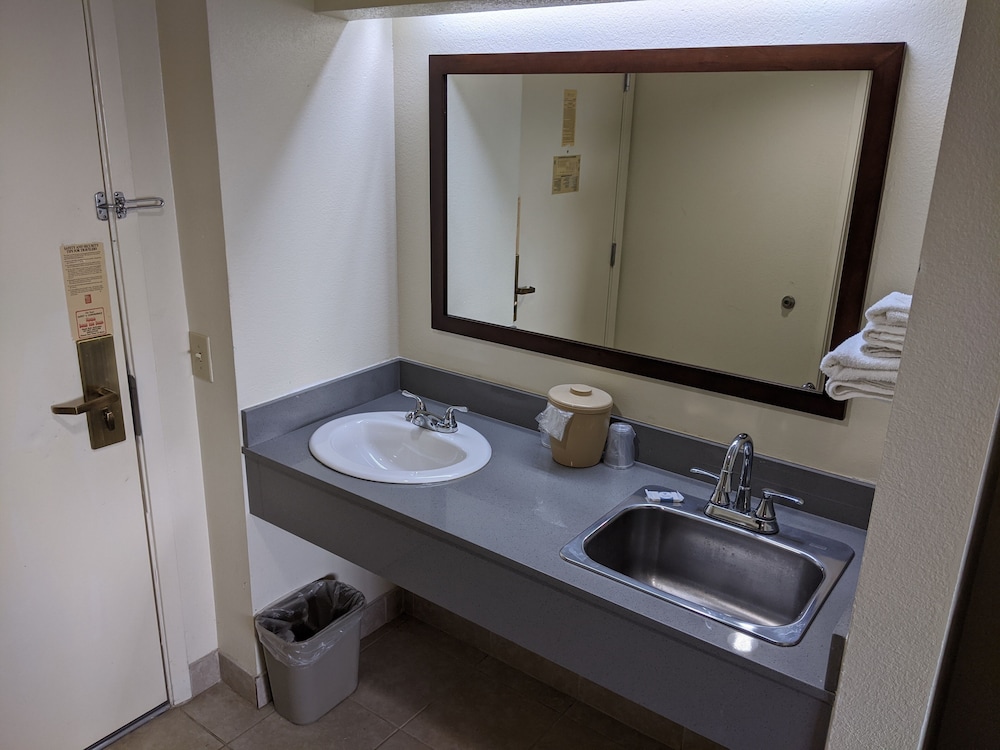 Plano Inn & Suites - photo 20