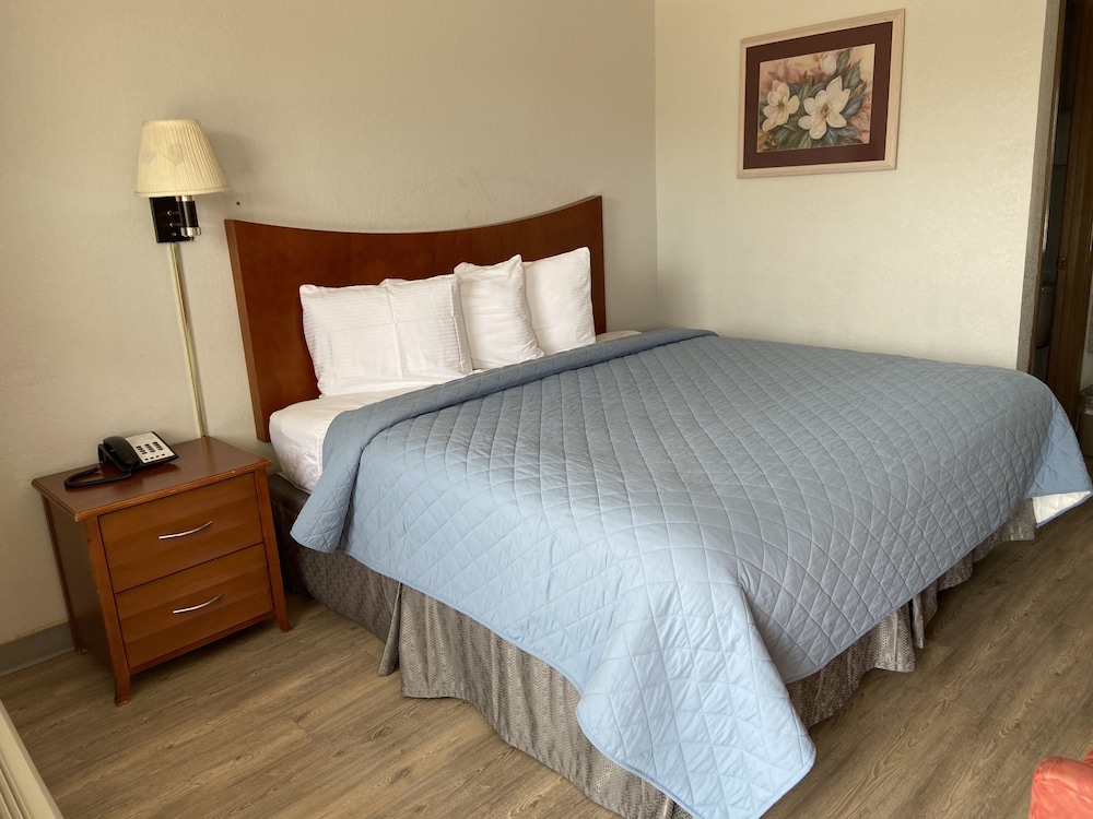 Colonial Inn - photo 8