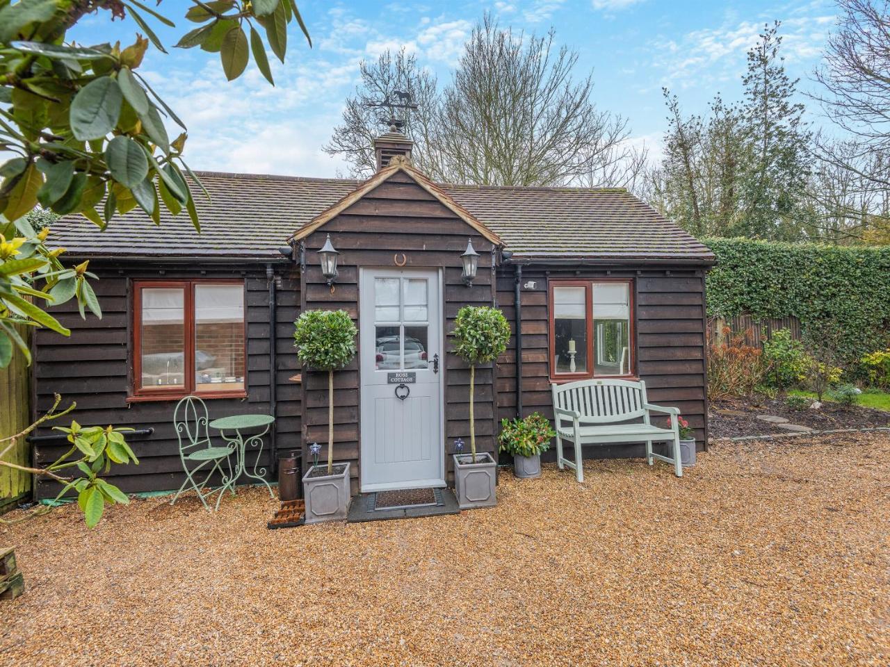 Rose Cottage Uk49048 — 4-Star Luxury Hotel in Banstead, United Kingdom