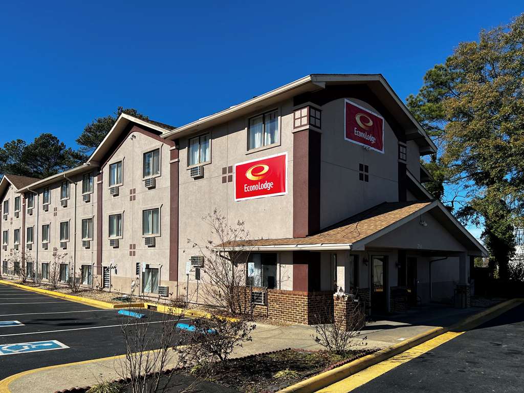 Super 8 by Wyndham Spring Lake Fort Bragg - photo 2