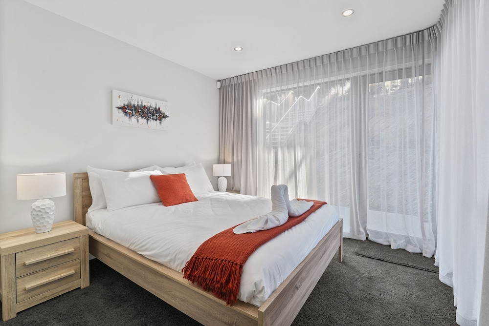 Modern Alpine Living Spectacular View — 4-Star Luxury Hotel in Queenstown, New Zealand