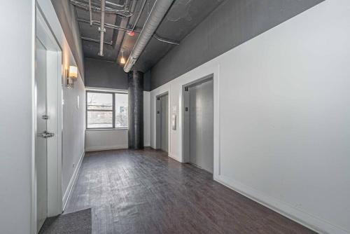 Family Friendly Spacious 3BR Suite Sleeps up to 10 guests with Optional Parking and Gym Access Near McCormick Place and Soldier Field — 4-Star Luxury Hotel in Chicago, United States