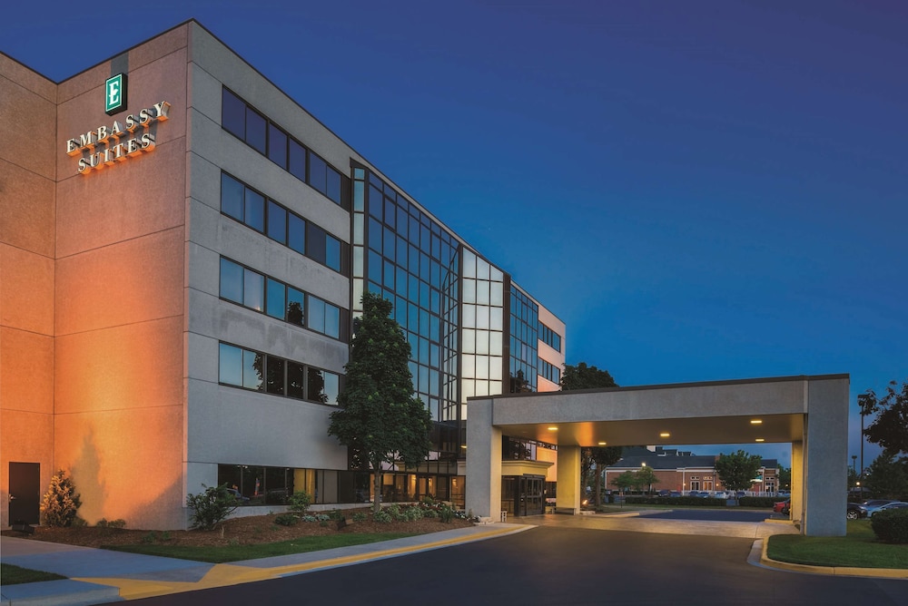 Embassy Suites by Hilton Milwaukee Brookfield - photo 105