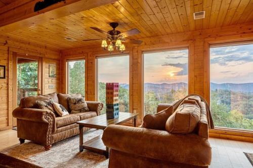Gorgeous Mtn View GameRm BBQ Firepit PET King — 4-Star Luxury Hotel in Sevierville, United States
