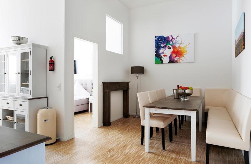 SC 04 by ROCKCHAIR Apartments l SUPERHOST Status l 4 Bedrooms Boxspringbeds 2 Bathrooms Balcony Elevator Cozy Family & Business Flair welcomes you — 4-Star Luxury Hotel in Berlin, Germany