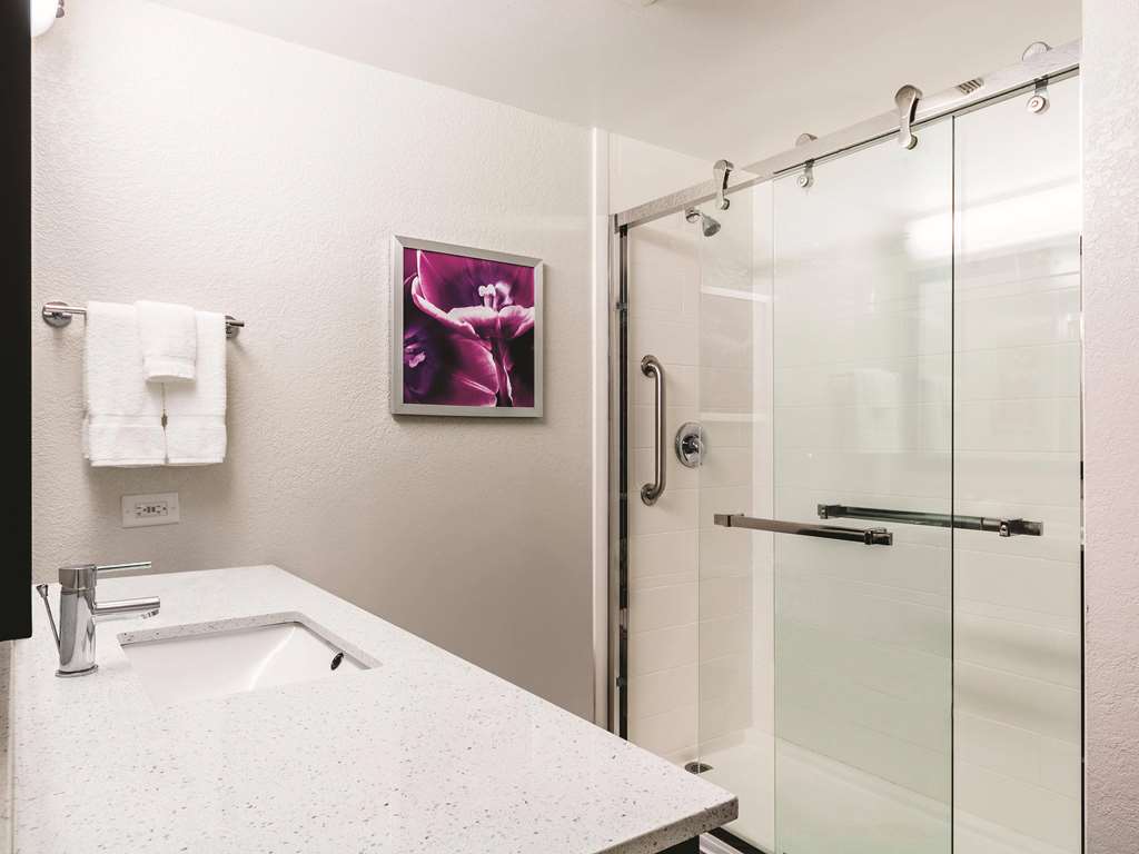 La Quinta Inn & Suites by Wyndham San Antonio Downtown - photo 17