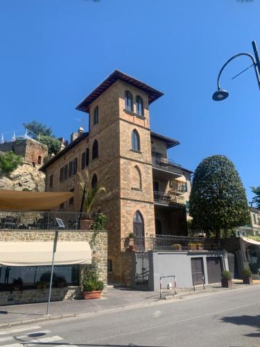 Appartamento LungoLago — 4-Star Luxury Hotel in Passignano Sul Trasimeno, Italy