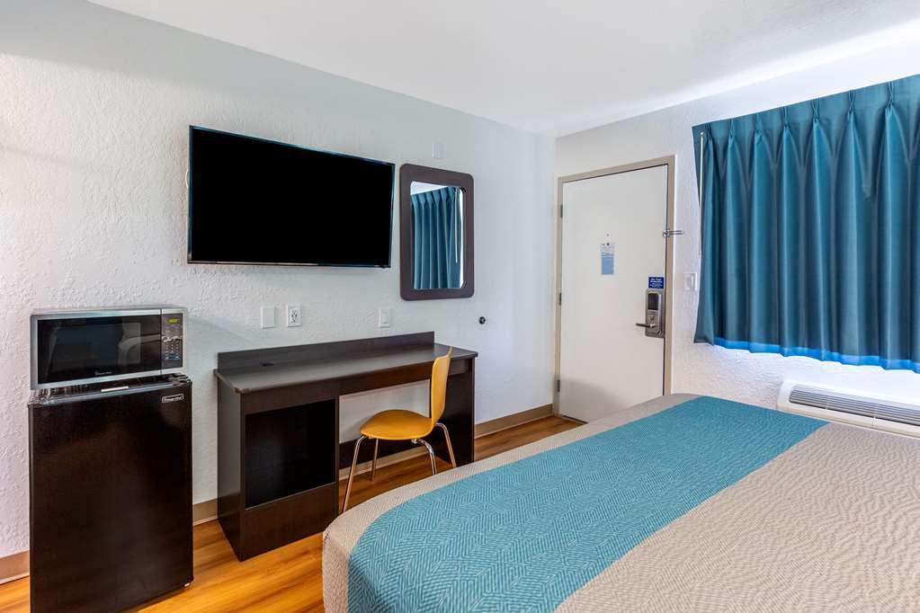 Motel 6 Valdosta GA University - photo 14