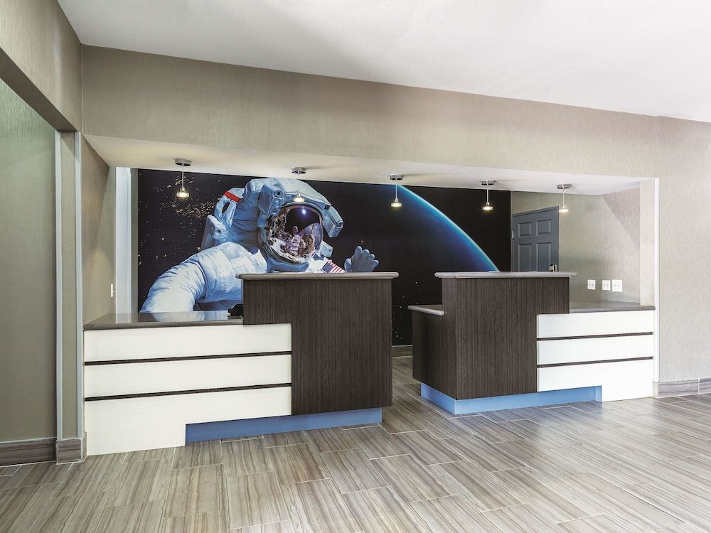 La Quinta Inn & Suites by Wyndham Houston Clear Lake NASA - photo 21