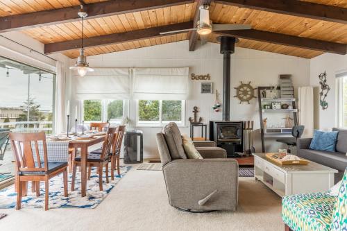 Totally Beachin Getaway by AvantStay Waterfront - photo 7
