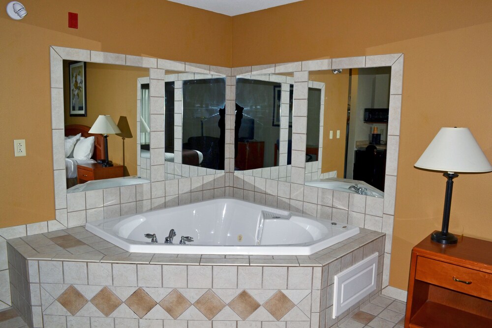 Paola Inn And Suites - photo 10