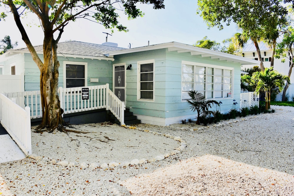 Rad's Cozy Cottage on Canal — 4-Star Luxury Hotel in Siesta Key, United States
