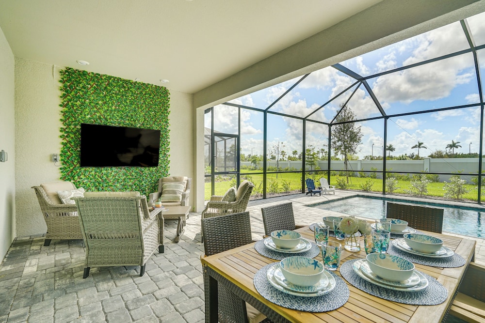 Luxe Venice Gem w Outdoor Pool & Hot Tub in Venice, United States