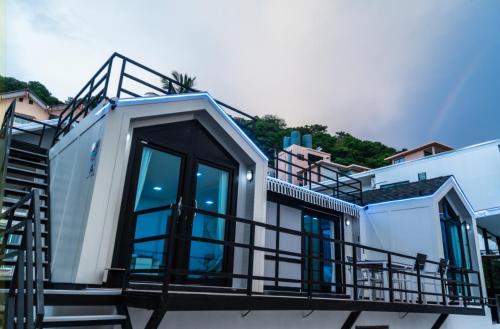 哦先生的海景别墅 Aoyon Beach - carbon neutral hotel in Phuket