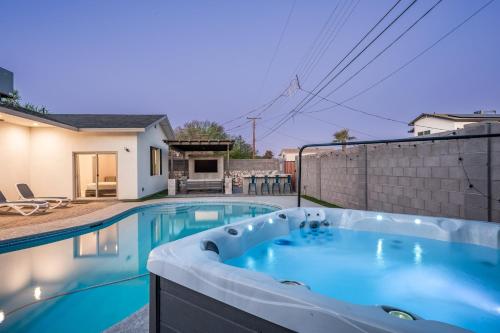 Endless entertainment and 1.5 miles from Old Town stay at Sunbaked Terrace in Scottsdale, United States