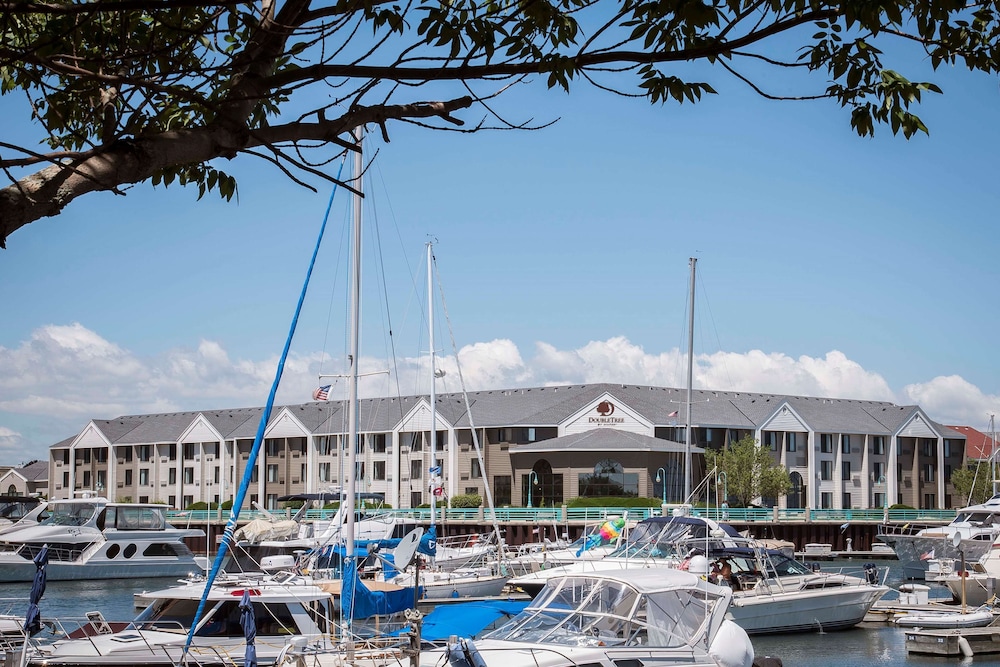 Doubletree by Hilton Hotel Racine Harbourwalk — hotel in Racine