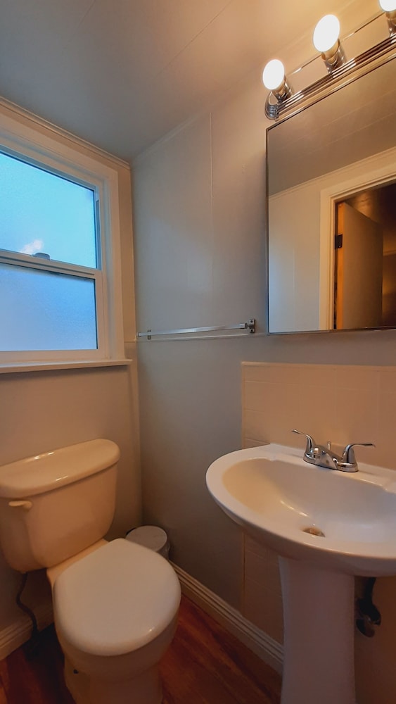 Sherwood Arms Motel - photo 45