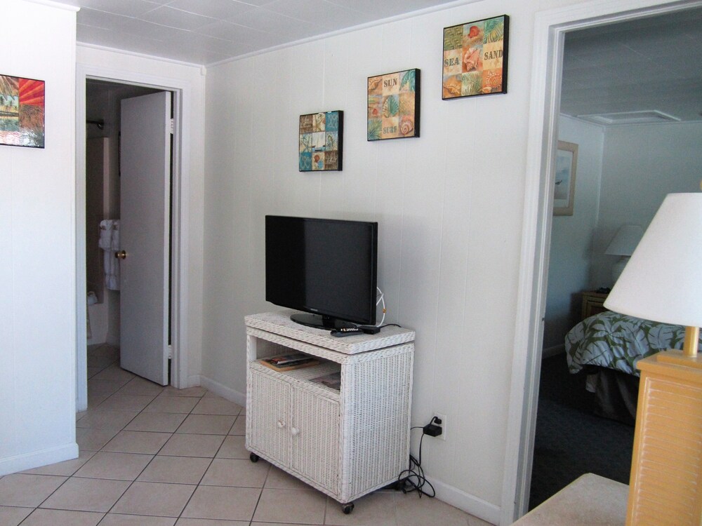 Tropical Winds Motel & Cottages - photo 44