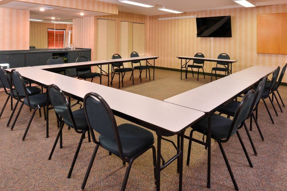 New Victorian Inn & Suites - photo 38