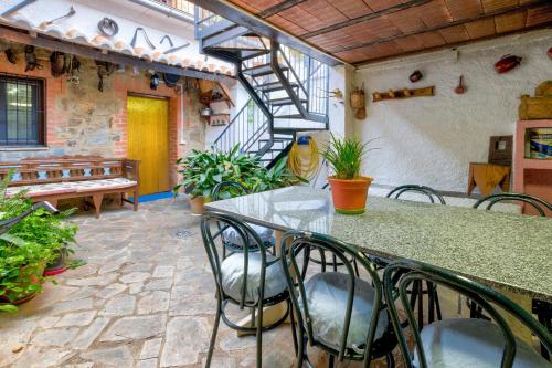Charming House with Mountain Views in Puebla de Don Rodrigo — 4-Star Luxury Hotel in Puebla De Don Rodrigo, Spain