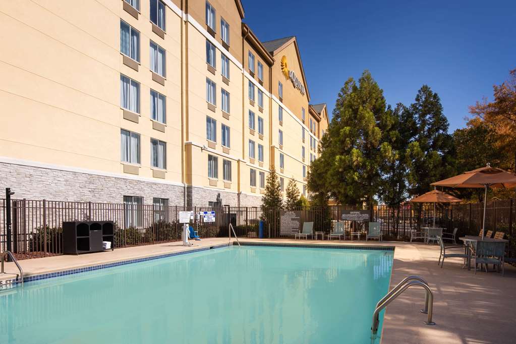 La Quinta Inn & Suites by Wyndham Atlanta Airport North - photo 12