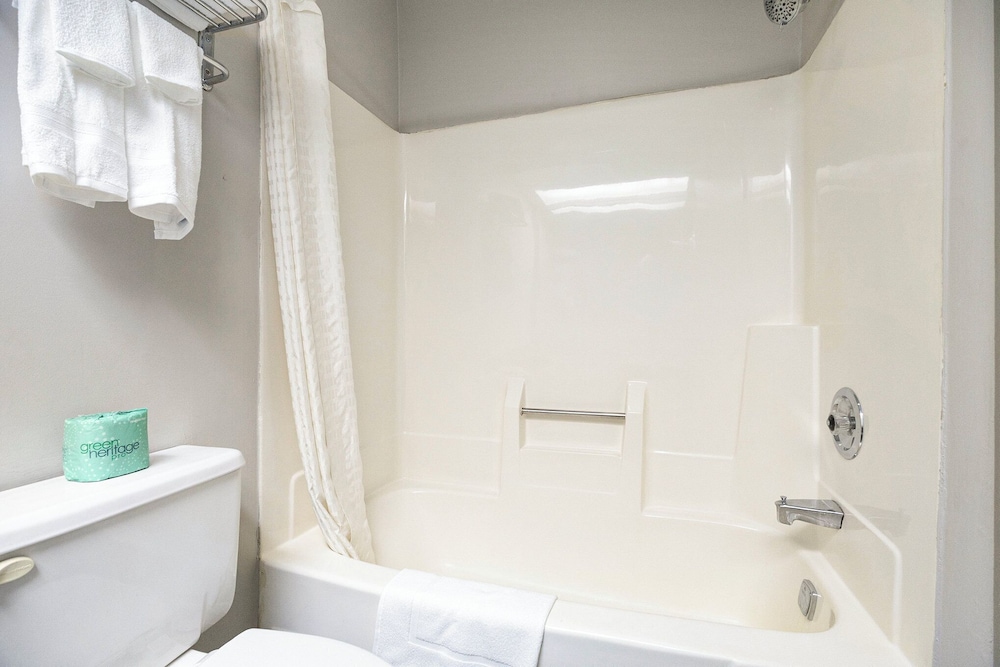 Days Inn & Suites by Wyndham Muskegon - photo 29