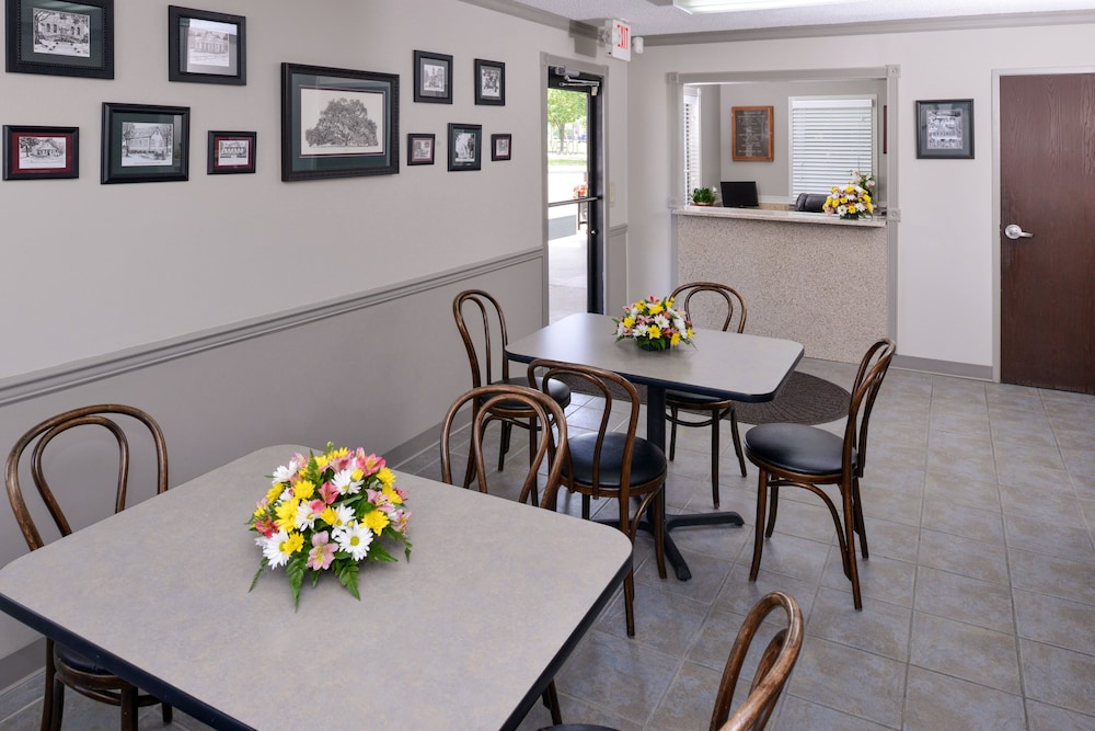 Briarwood Inn Of Geneva - photo 25