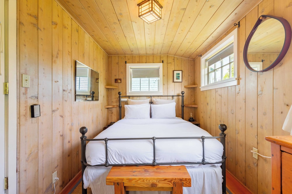 Sunlight Beach Getaway by Avantstay Views in Clinton, United States