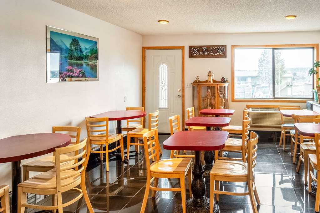 Econo Lodge Inn & Suites Madras - photo 39
