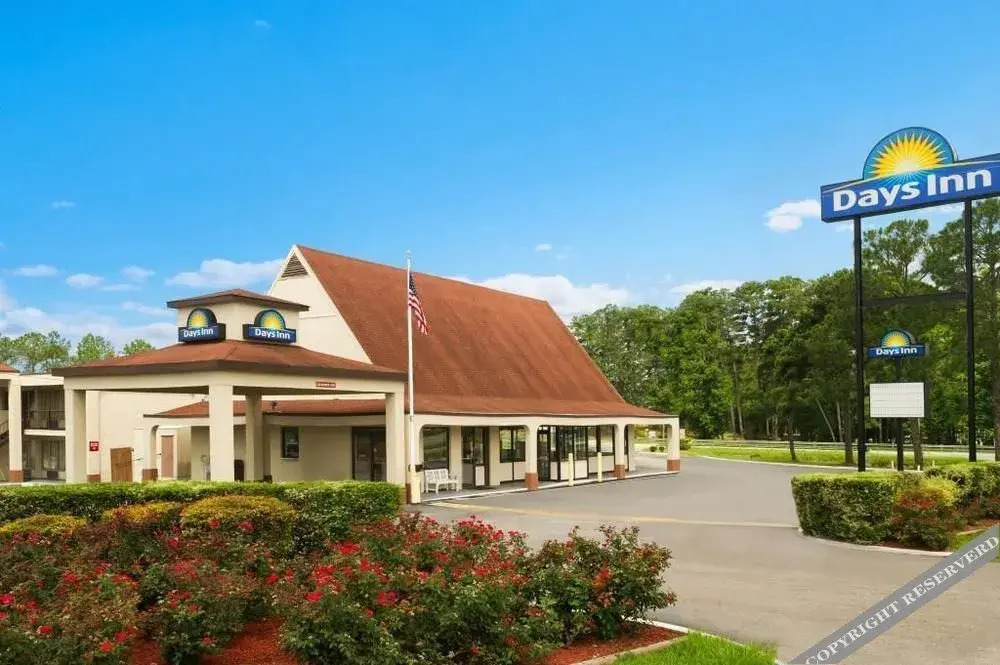 Rose Garden Inn & Suites - photo 6