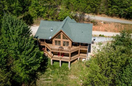 Quiet Haven Mountain Top Cabin 3 Bedroom Cabin with Breathtaking Views — 4-Star Luxury Hotel in Topton, United States