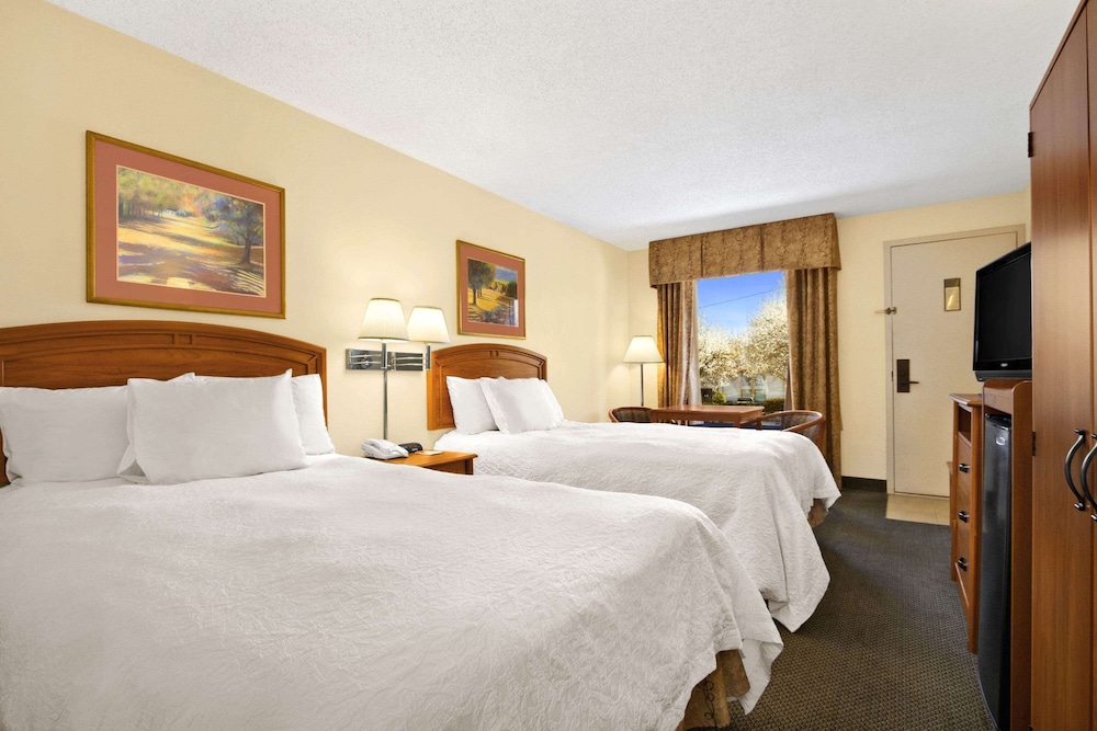 Howard Johnson by Wyndham Greensboro Near the Coliseum - photo 13