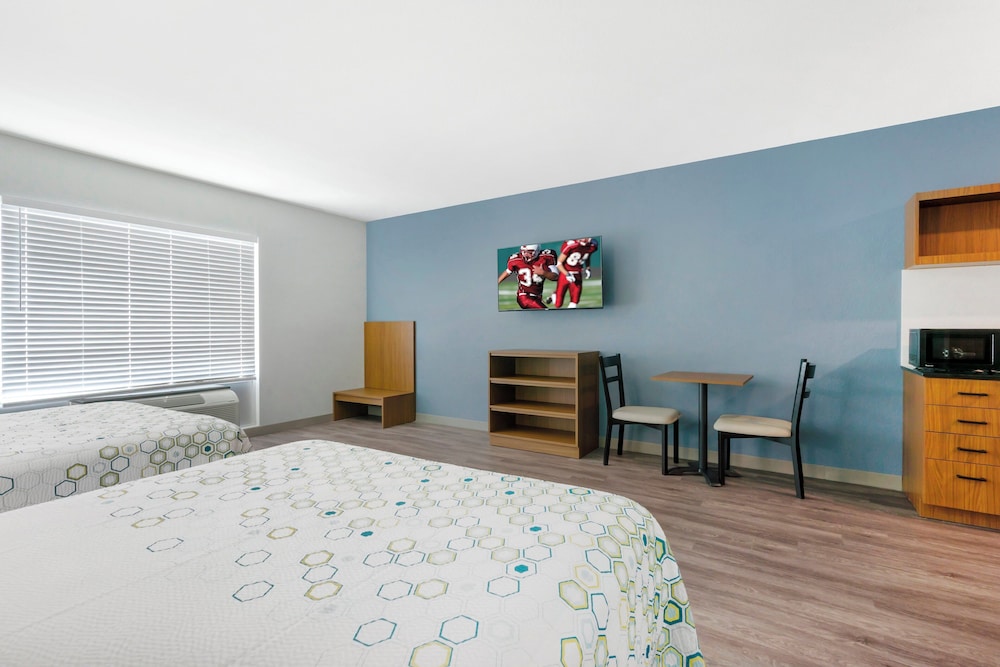 HomeTowne Studios by Red Roof Tampa Airport - photo 10