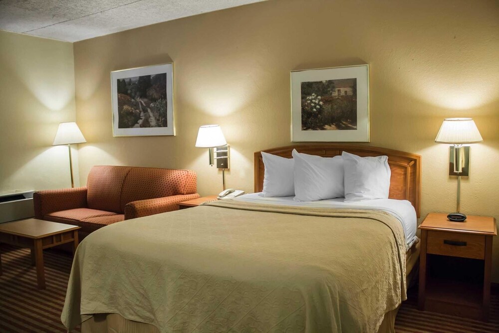 Econo Lodge Wickliffe Cleveland East - photo 22