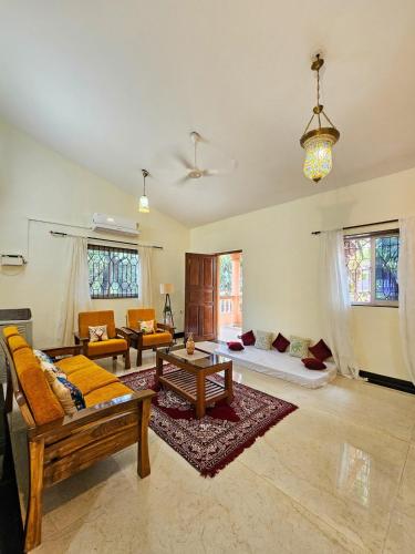 Goan Villa 2BHK 4Balconies Beachside BBQ Wi Fi Work Group — 5-Star Luxury Hotel in Candolim, India