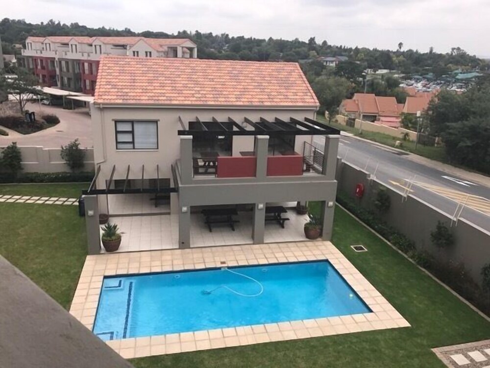 Ruby Homes Sunninghill Sandton — 4-Star Luxury Hotel in Johannesburg, South Africa
