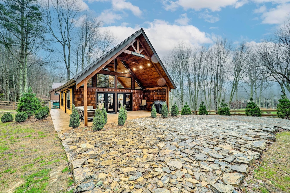Beech Mountain Nature Escape Modern and Cozy Cabin — 4-Star Luxury Hotel in Banner Elk, United States