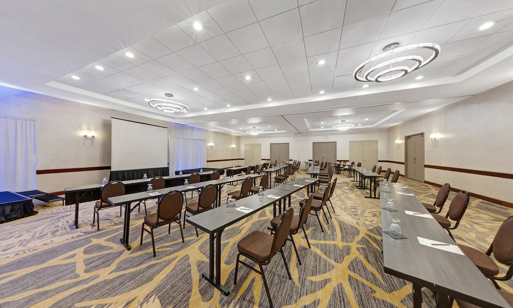 Embassy Suites by Hilton Milwaukee Brookfield - photo 80