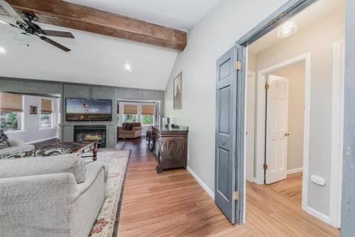 Salted Rim: 4 Bedrooms with a Hot Tub and Game Room in Ruidoso, United States