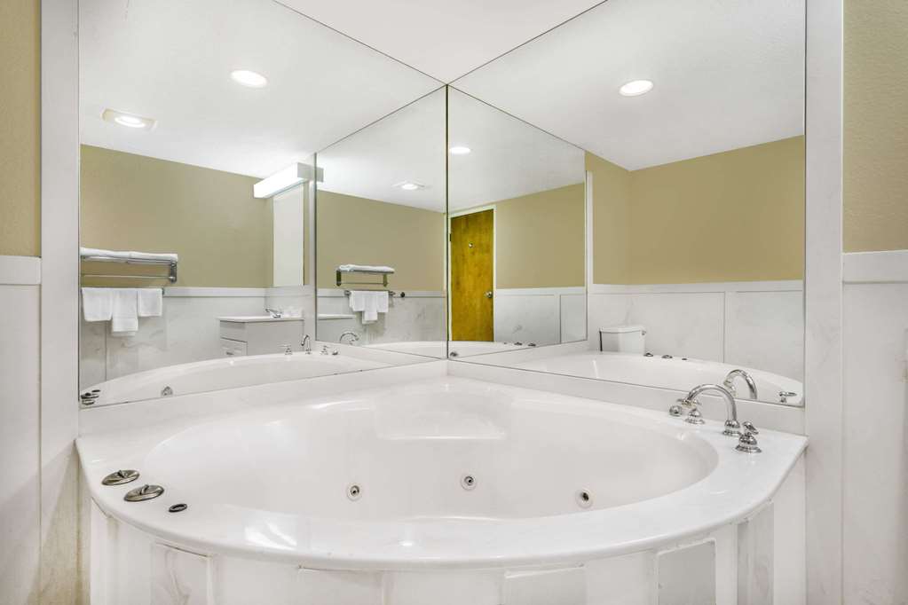 Super 8 by Wyndham Bentonville - photo 13
