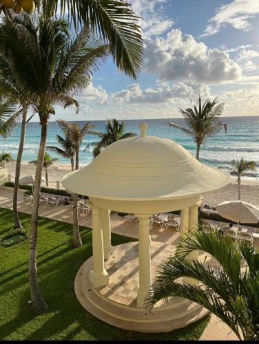 Luxury Ocean Front with Activities & Entertainment — Cancun — photo 5