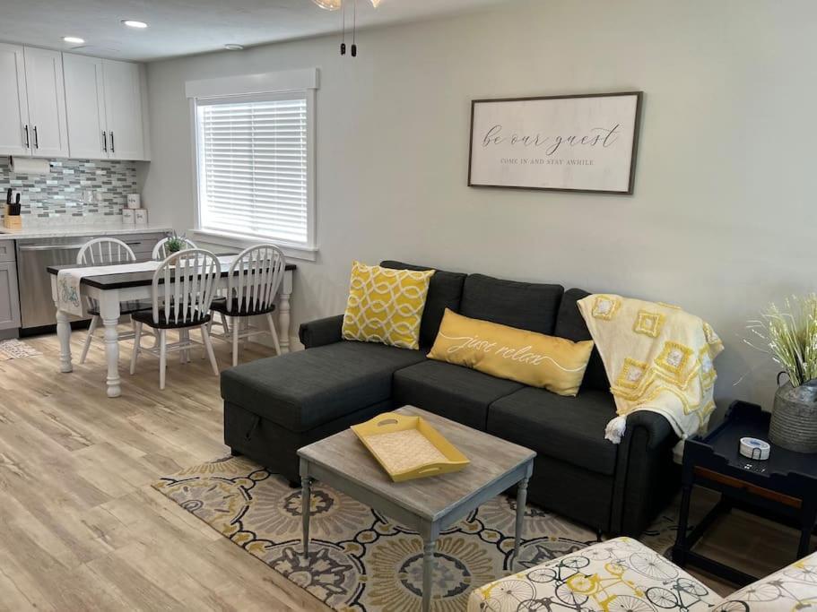 Guest Suites 1998 #3 Cheerful 1 bedroom 1 bath Suite — 4-Star Luxury Hotel in Idaho Falls, United States