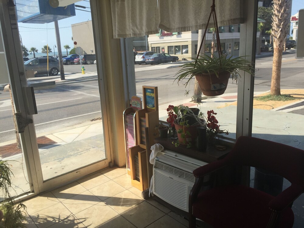 Coral Sands Motel - photo 2