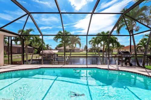Pelican Paradise Waterfront BBQ Heated Pool King Bed Luxury Family Fun & More in Cape Coral, United States