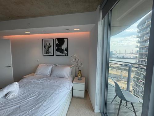 High Floor Modern 1BR Stunning Views Balcony AC Free Parking — 4-Star Luxury Hotel in London, United Kingdom