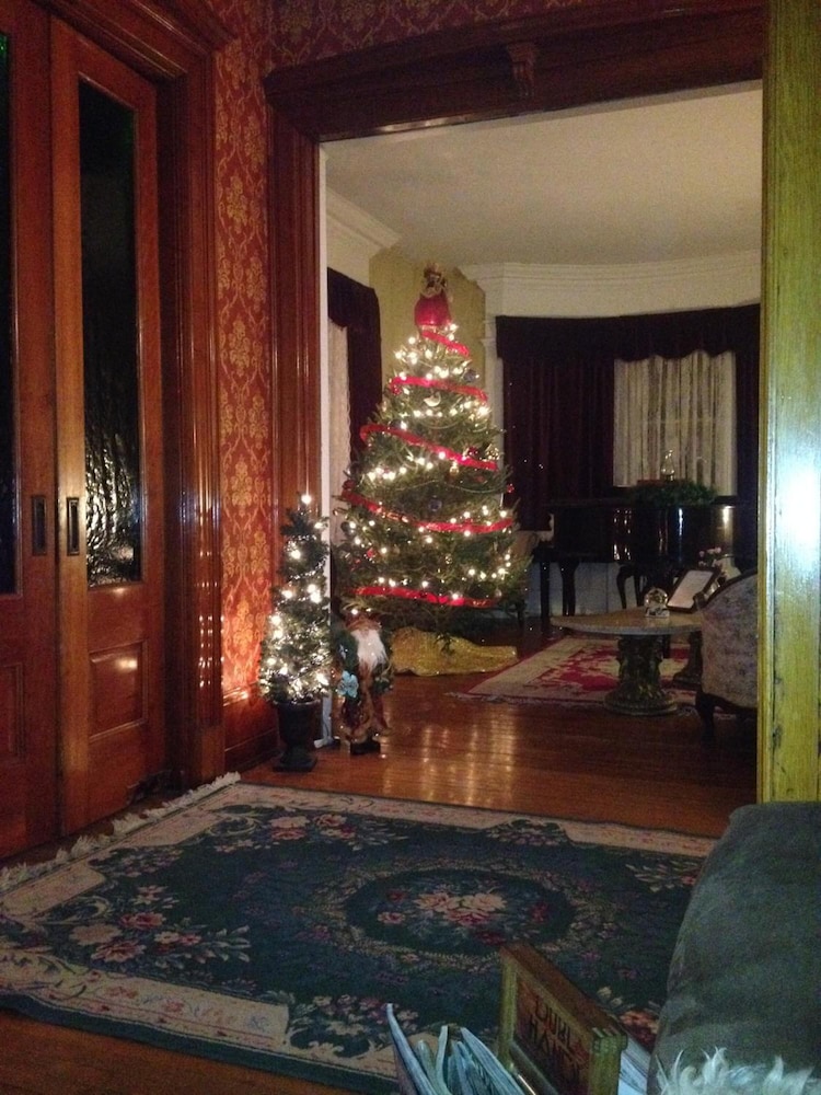Victorian Charm Inn - photo 3