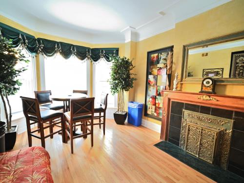 City Villa Sleeps 10 20 Free TV & Parking — 4-Star Luxury Hotel in Chicago, United States