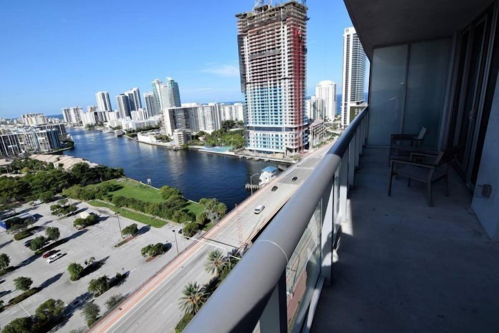 2 Bedroom Unit Across From Ocean @ Beachwalk Resort — hotel in Hallandale Beach