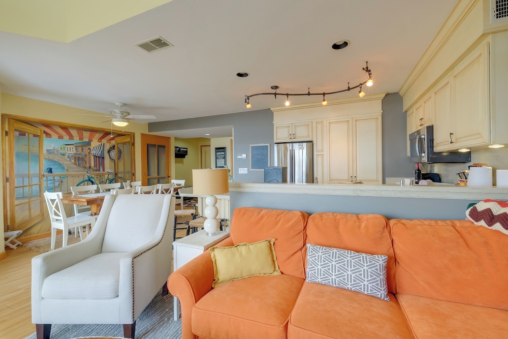 Elk Rapids Condo with Balcony Overlooking Elk Lake — 4-Star Luxury Hotel in Elk Rapids, United States