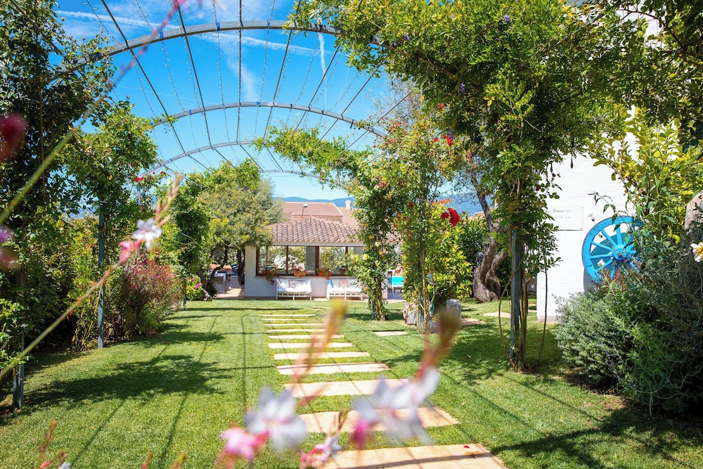 Hotel Ristorante S'Astore — 4-Star Luxury Hotel in Benetutti, Italy